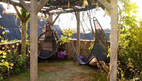 Suspended chairs: a suspended atmosphere in your garden
