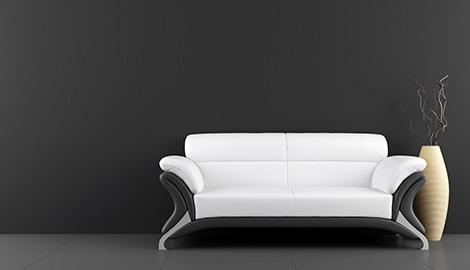 Total black furnishing style, a configuration much loved for its simplicity and effectiveness.
