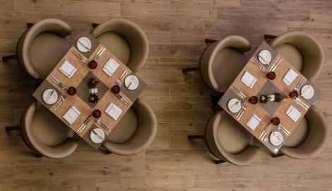 L'arte di preparare una tavola perfetta: suggerimenti per decorare il tavolo