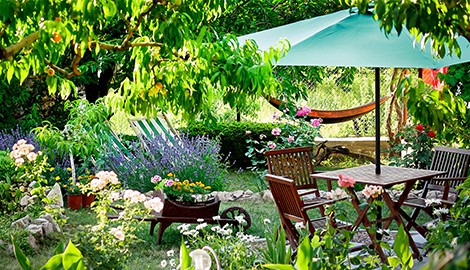 How to furnish the garden with tables, chairs and benches
