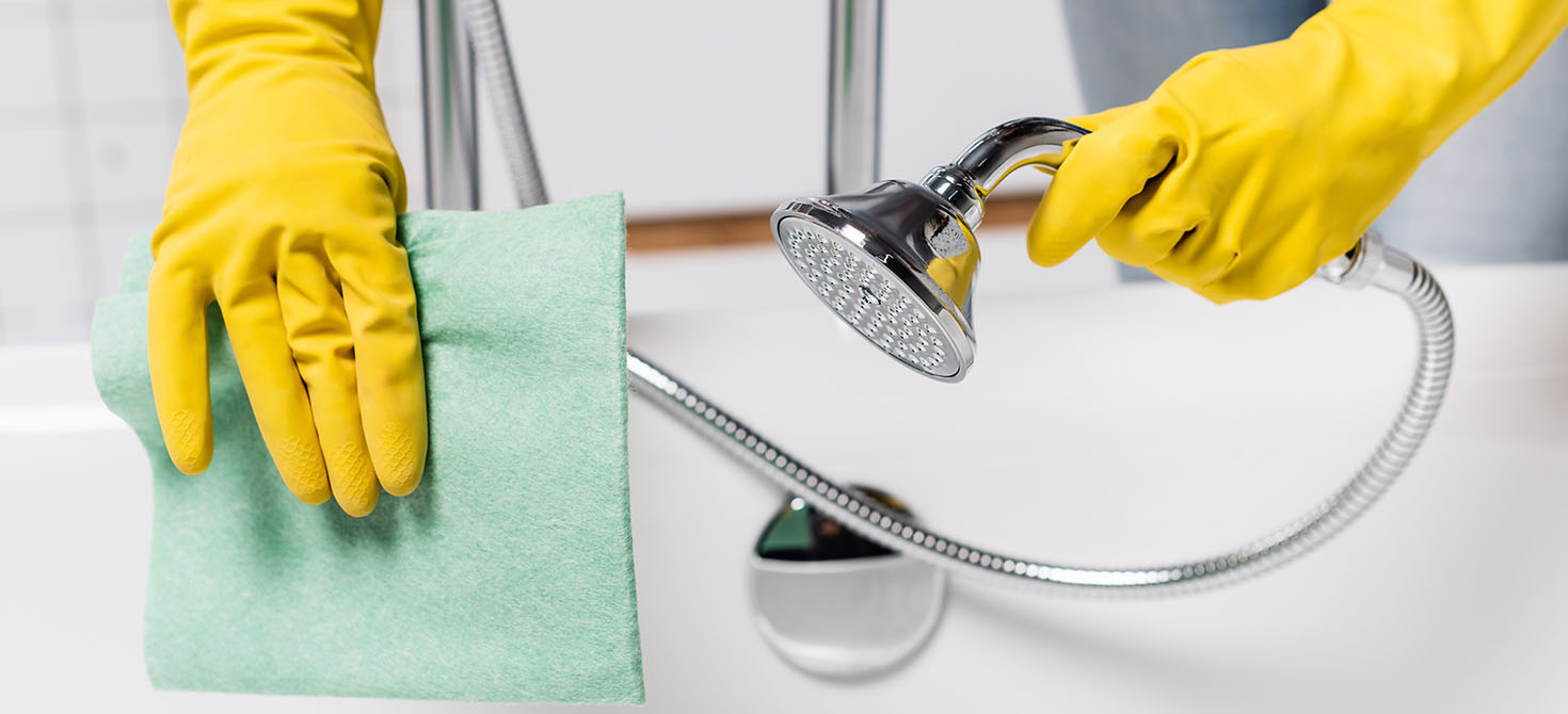 Pulizia e manutenzione dei piatti doccia in resina