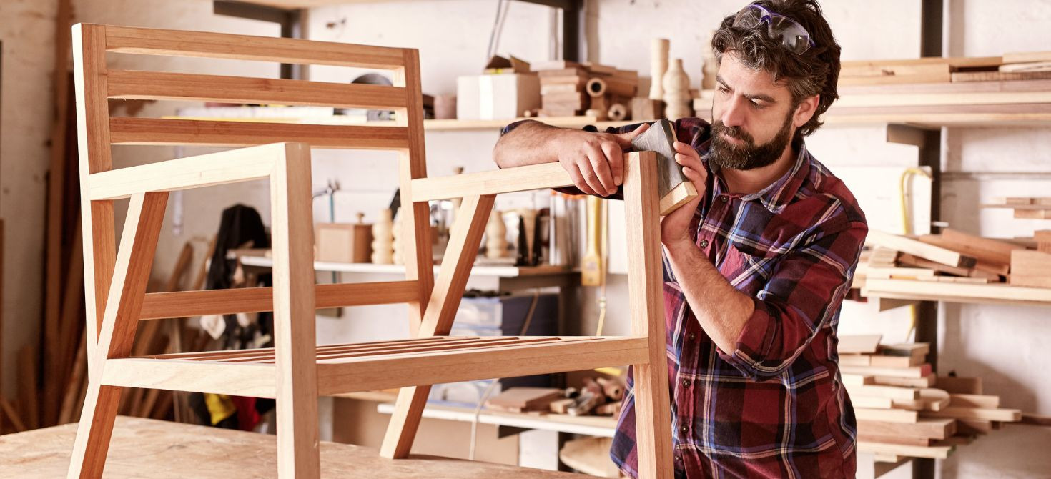 L'arte dell'intaglio su legno: sedie scolpite a mano